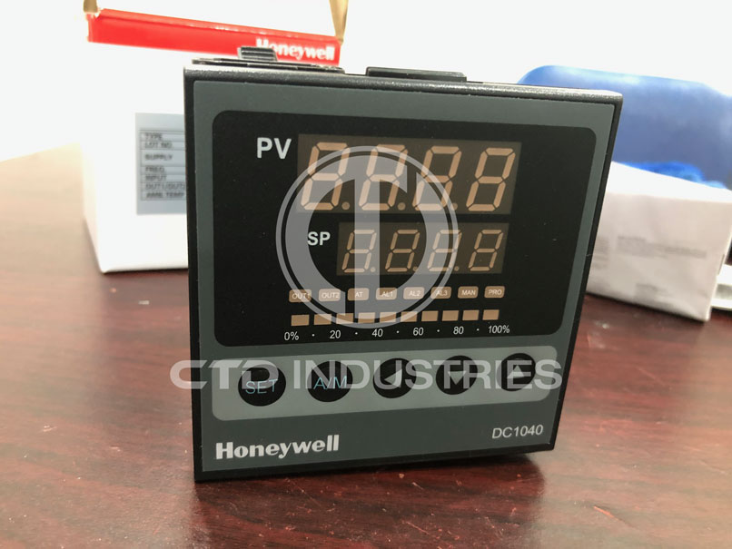 Bộ điều khiển nhiệt độ Honeywell DC1040CL-302000-E